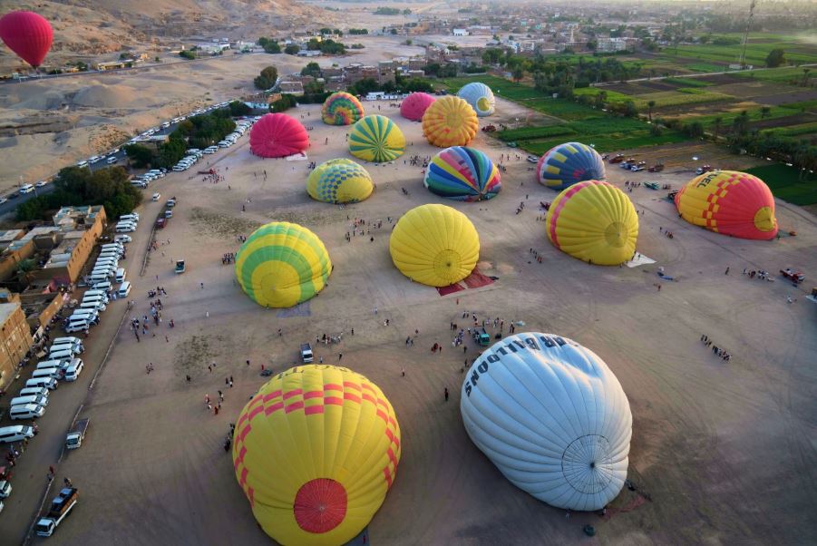 صور من مصر تظهر رحلات البالون الهوائي فوق المواقع الأثرية في الأقصر (2)