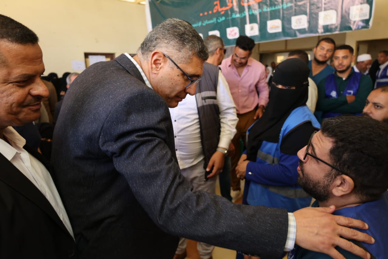 محافظ الجيزة يشهد انطلاق فعاليات القافلة العلاجية والتنموية بالواحات البحرية (4)