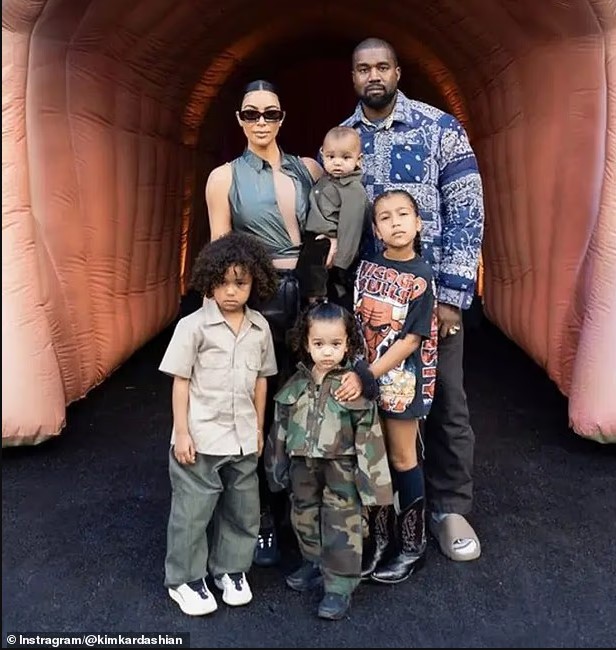 كيم مع زوجها السابق وأطفالهما كيم مع زوجها السابق وأطفالهما