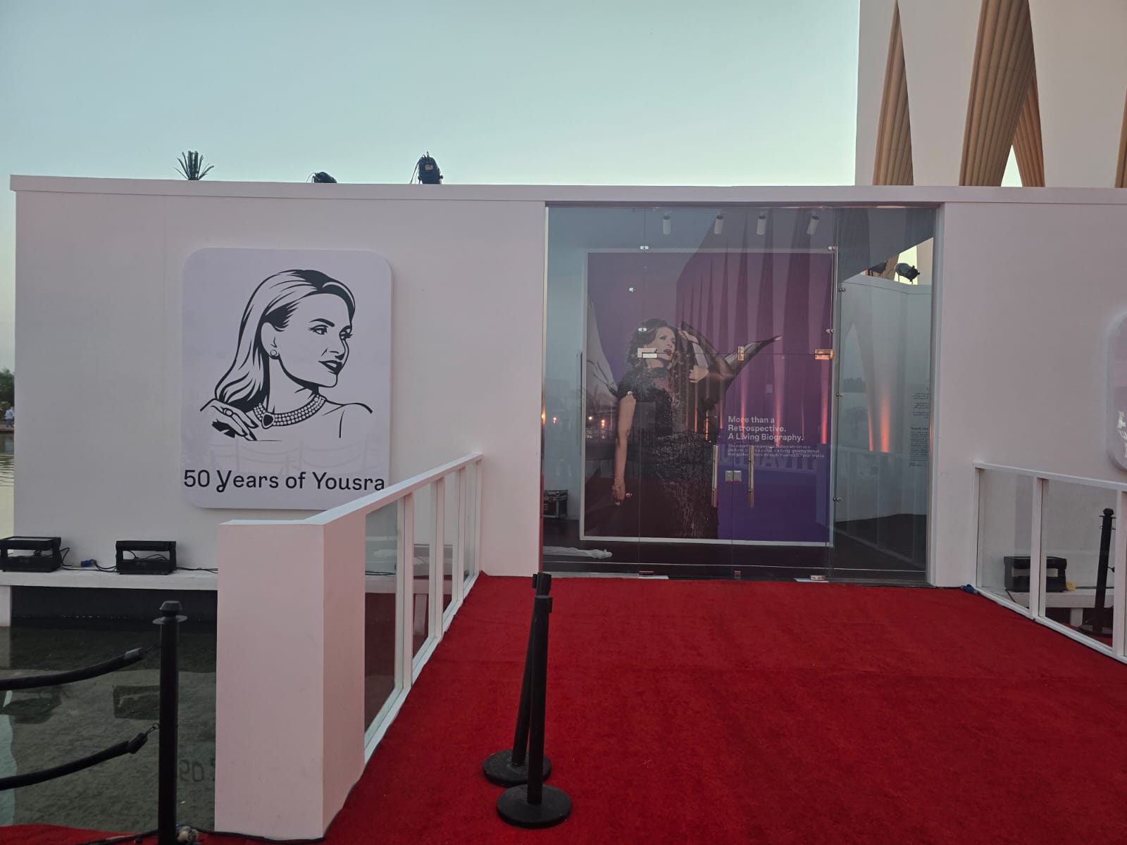 تجهيزات معرض صور يسرا قبل الاحتفاء بها في مهرجان الجونة السينمائي (1)