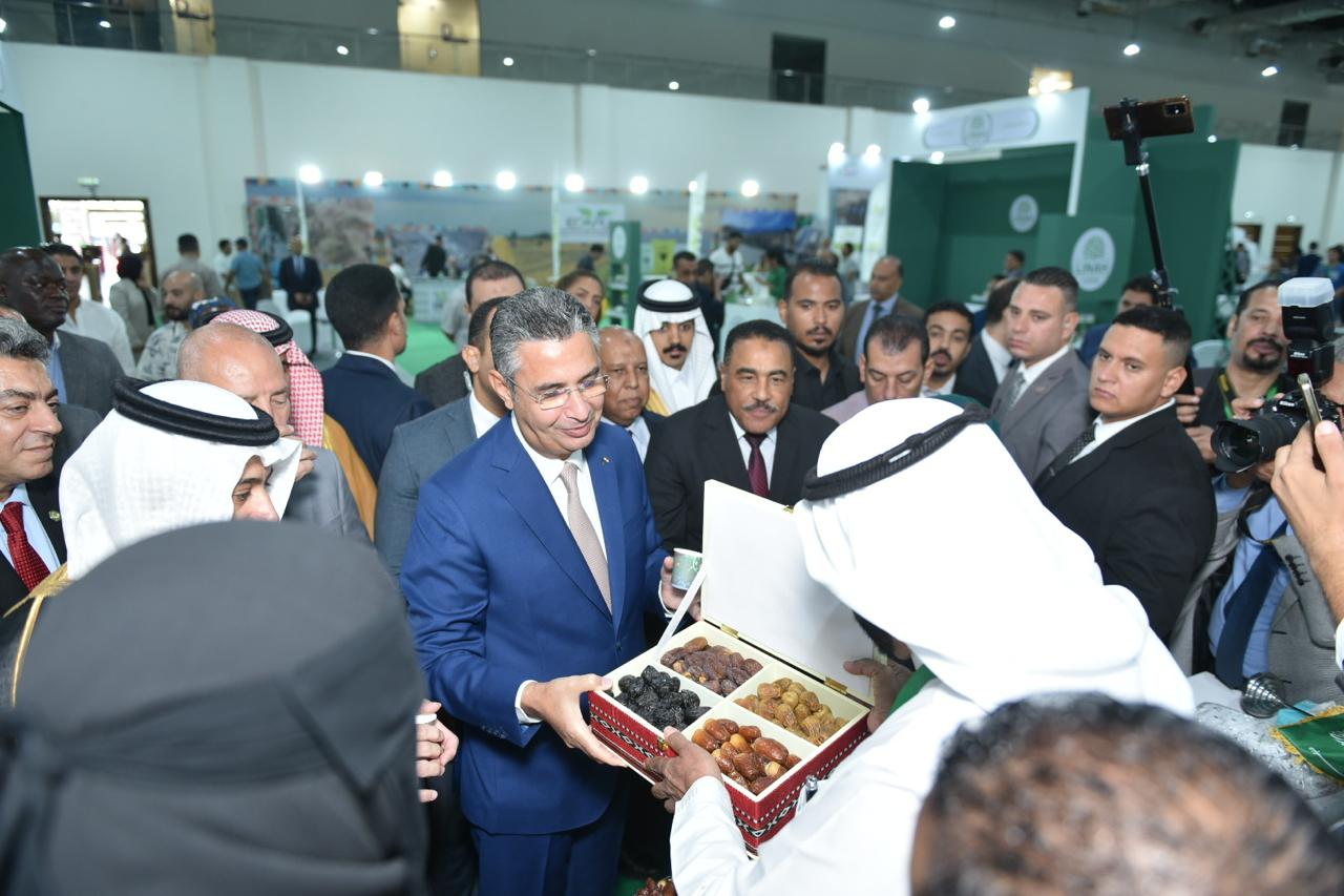 وزير التموين يتفقد المعرض الدولي للتمور