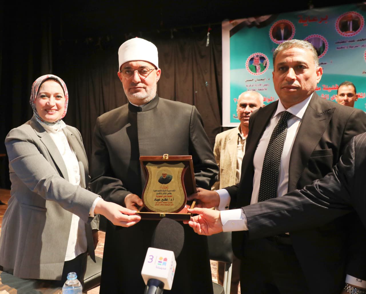 مدير تعليم الجيزة يقدم درعًا إلى المفتي