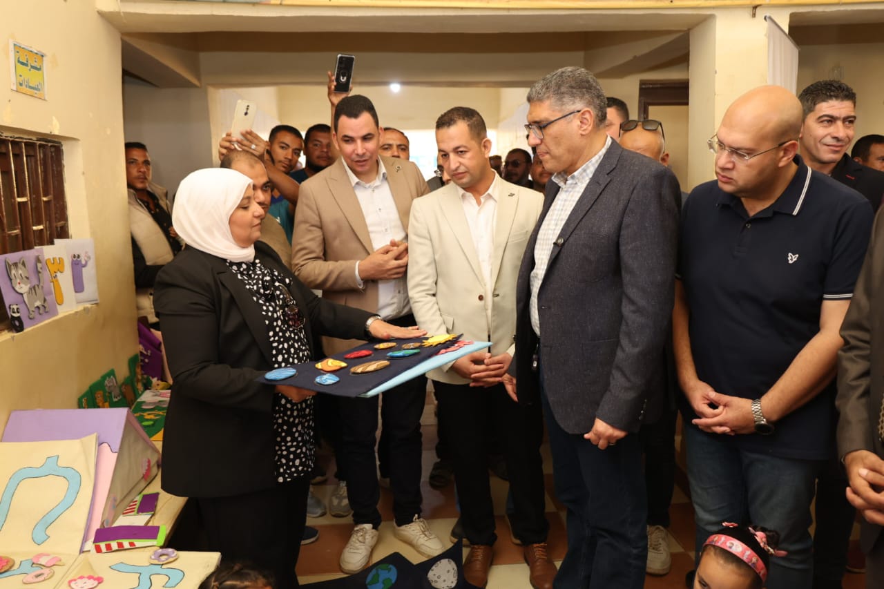محافظ الجيزة يشهد انطلاق فعاليات القافلة العلاجية والتنموية بالواحات البحرية (6)