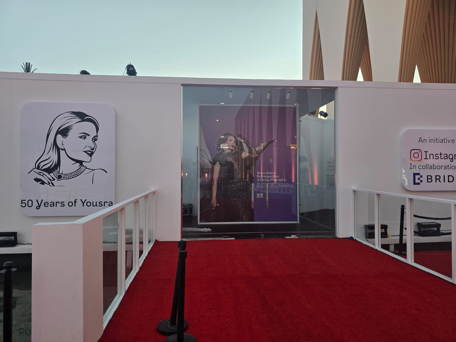 تجهيزات معرض صور يسرا قبل الاحتفاء بها في مهرجان الجونة السينمائي (2)