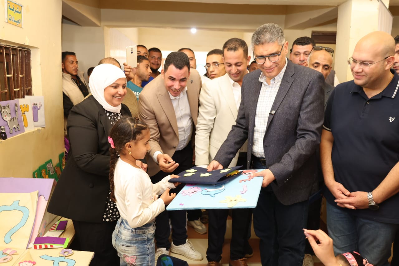 محافظ الجيزة يشهد انطلاق فعاليات القافلة العلاجية والتنموية بالواحات البحرية (5)
