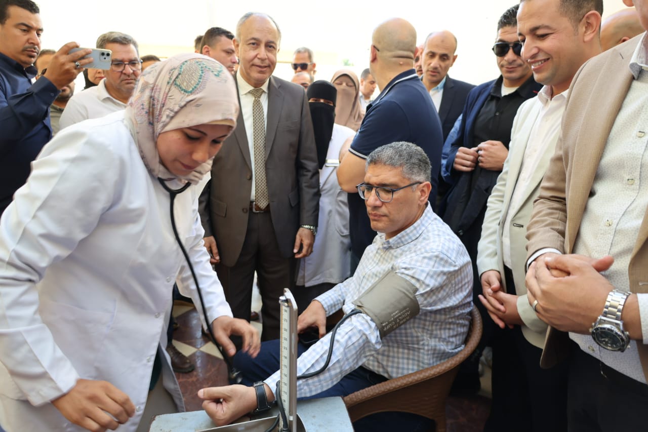محافظ الجيزة يشارك الأهالي في قافلة طبية بالواحات (3)