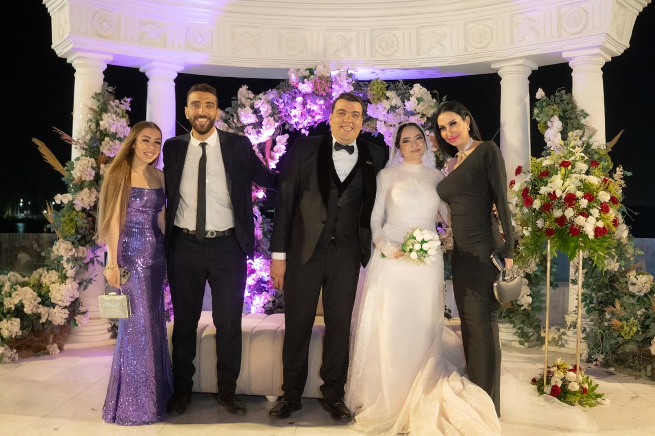 أصدقاء العروسين