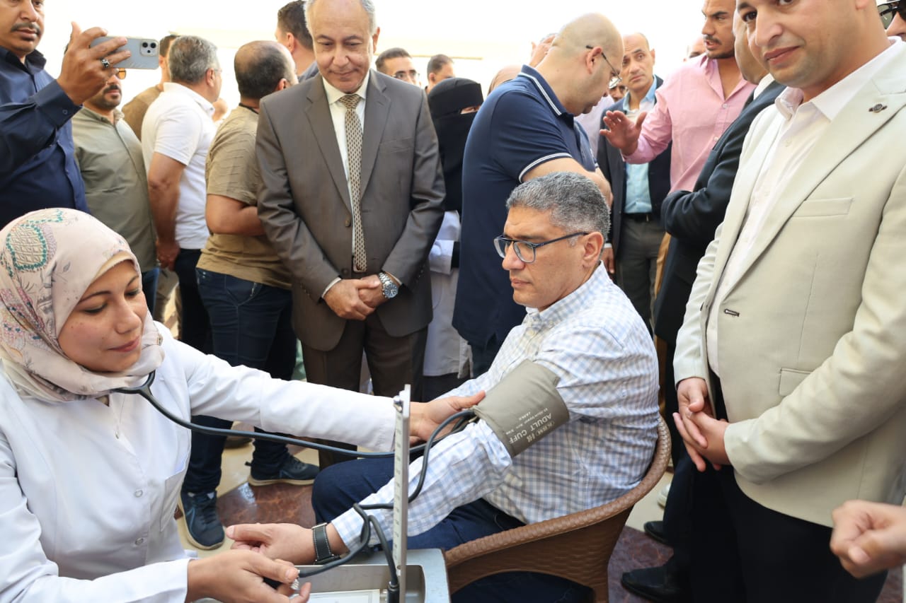 محافظ الجيزة يشارك الأهالي في قافلة طبية بالواحات (2)