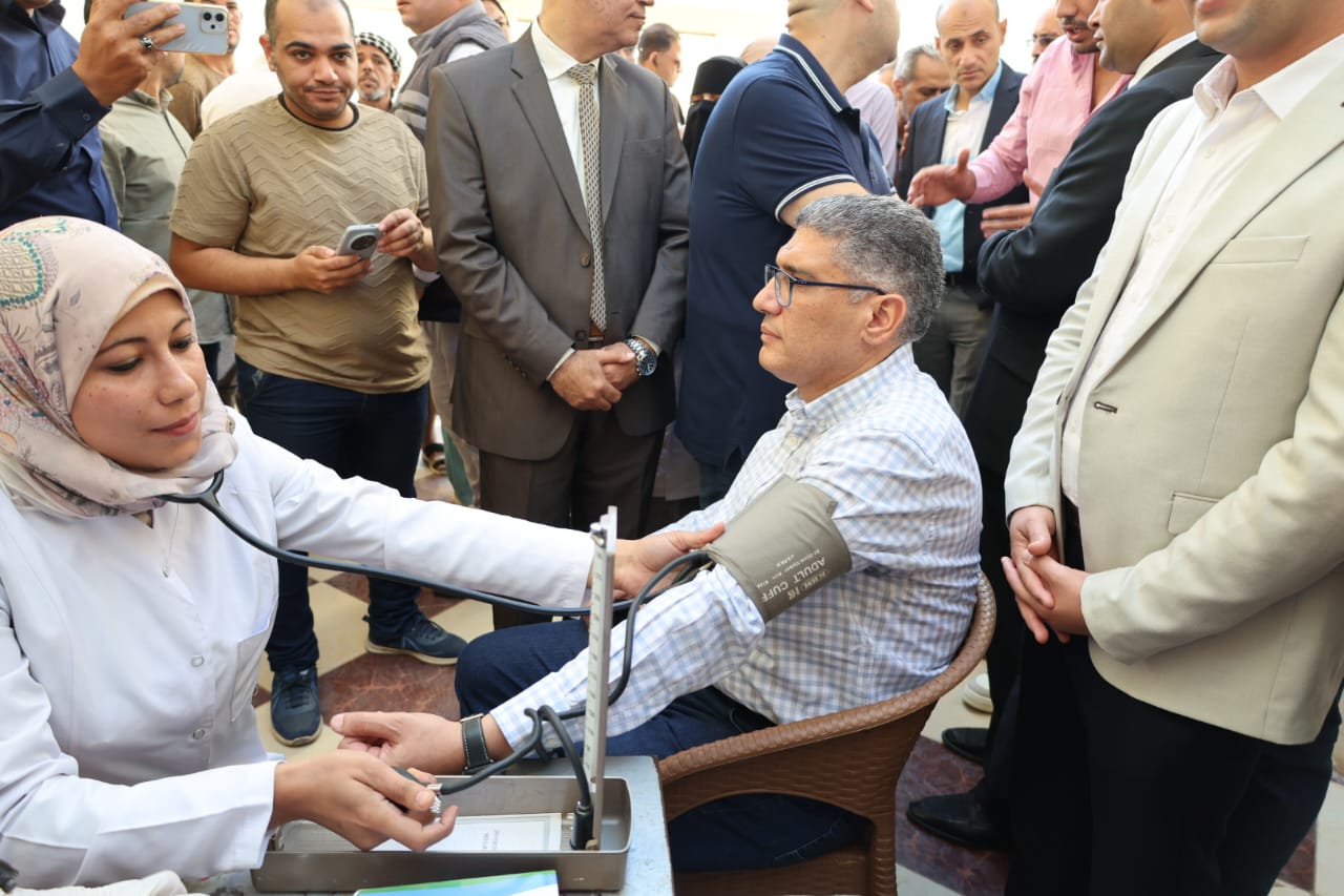 محافظ الجيزة يشارك الأهالي في قافلة طبية بالواحات (1)