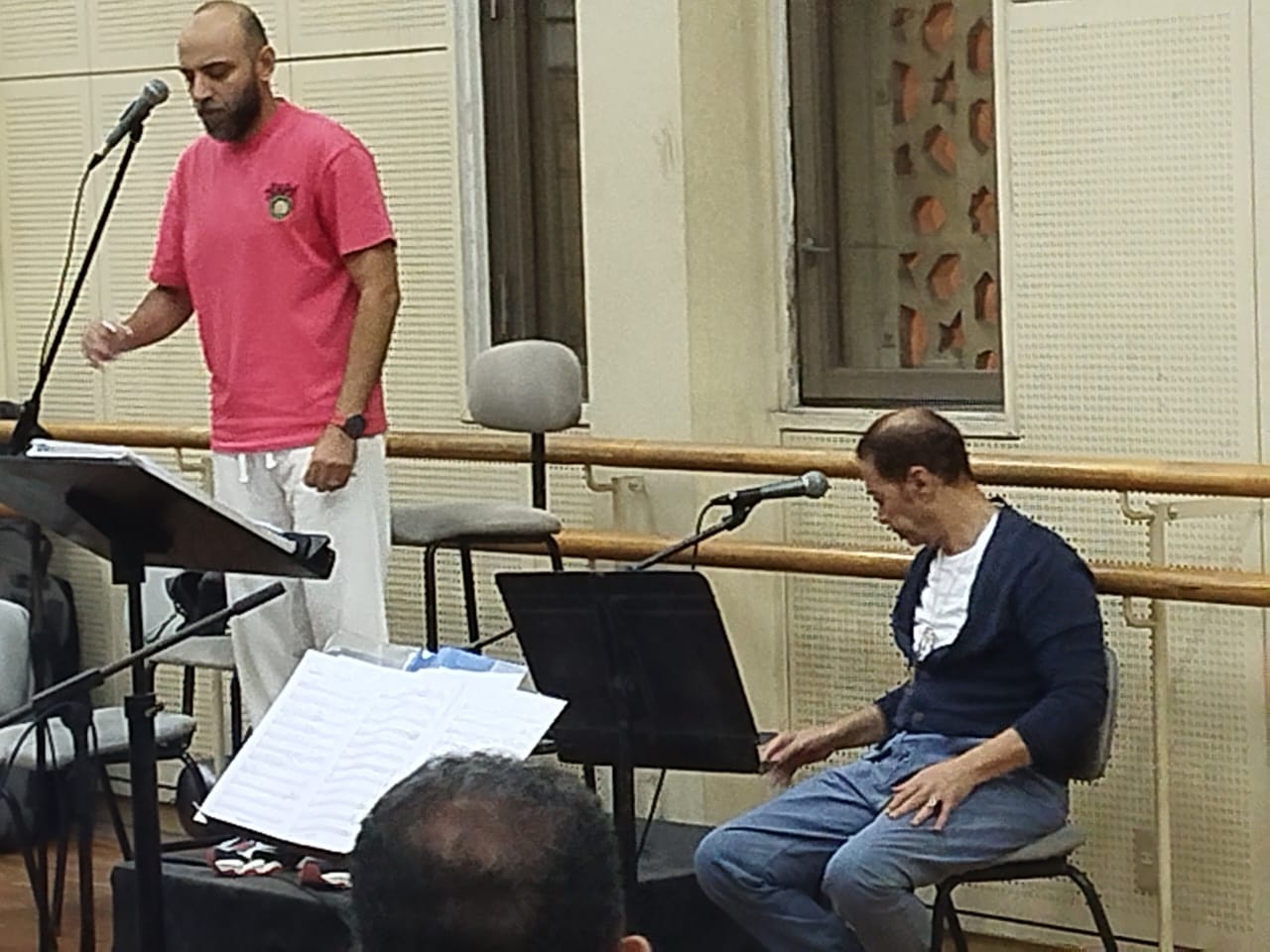 بروفة خاصة لمدحت صالح استعداداً لحفلته في مهرجان الموسيقى العربية غدا (4)