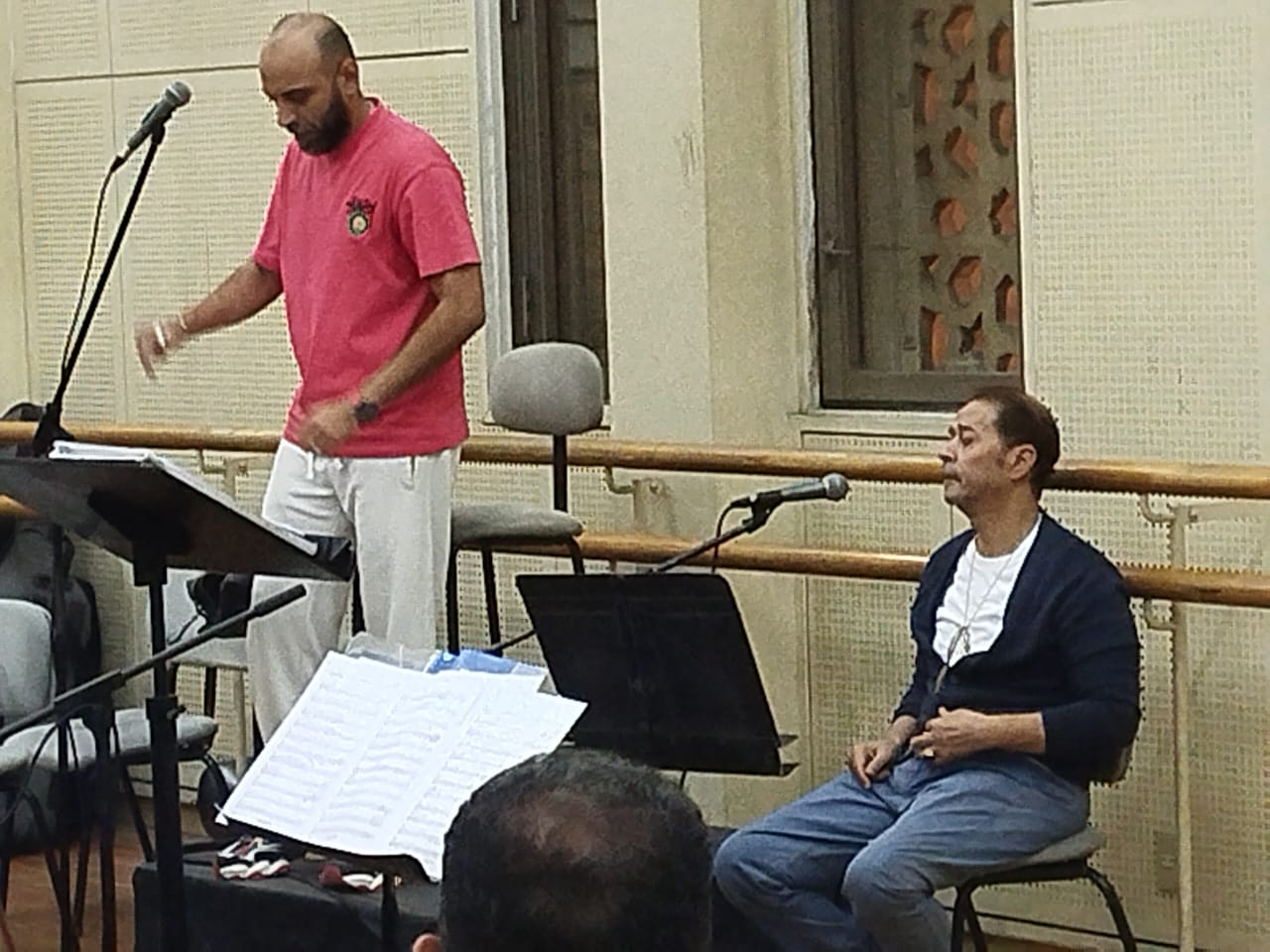 بروفة خاصة لمدحت صالح استعداداً لحفلته في مهرجان الموسيقى العربية غدا (1)