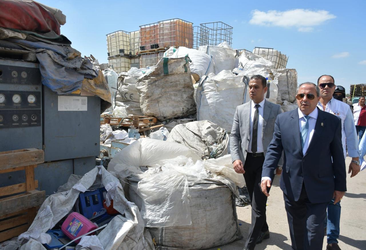 المخافظ خلال جولته ع المحال