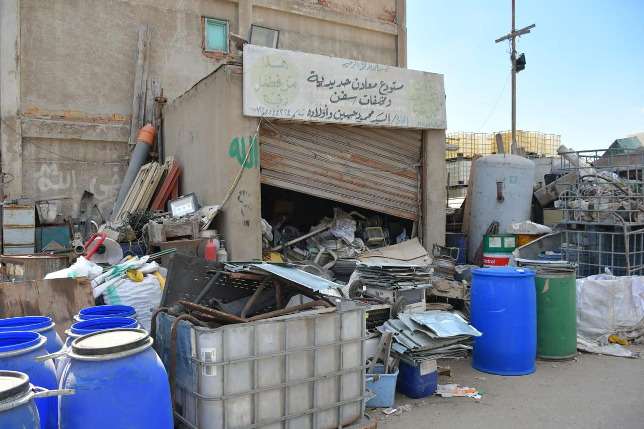 بعض محال تجميع القمامع