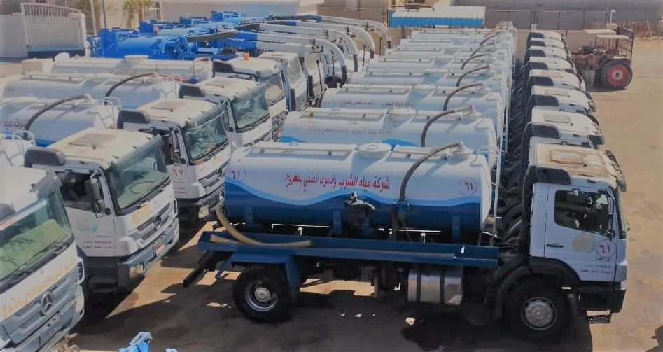 جانب من سيارات كسح المياه المشاركة في فرق طوارئ الامطار