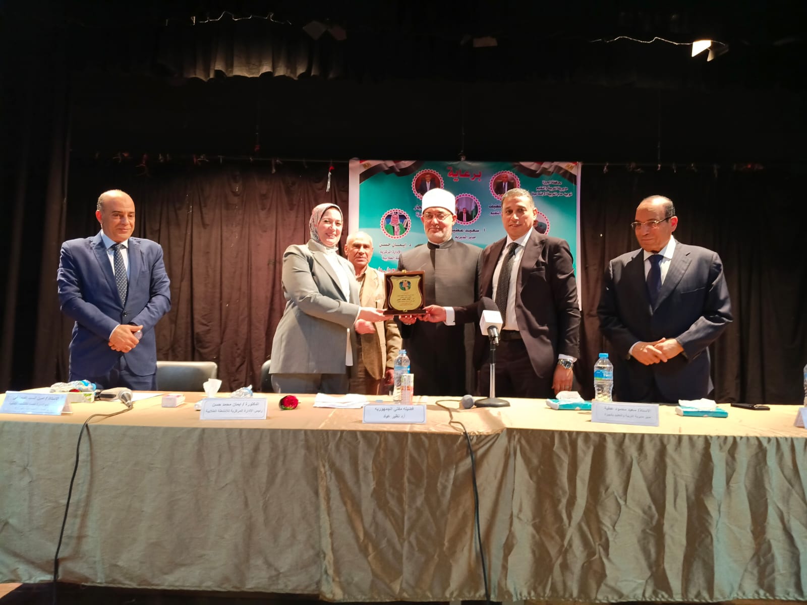 تعليم الجيزة تعقد ندوة تثقيفية عن المفاهيم المغلوطة لدى الشباب  بحضور مفتى الجمهورية (2)