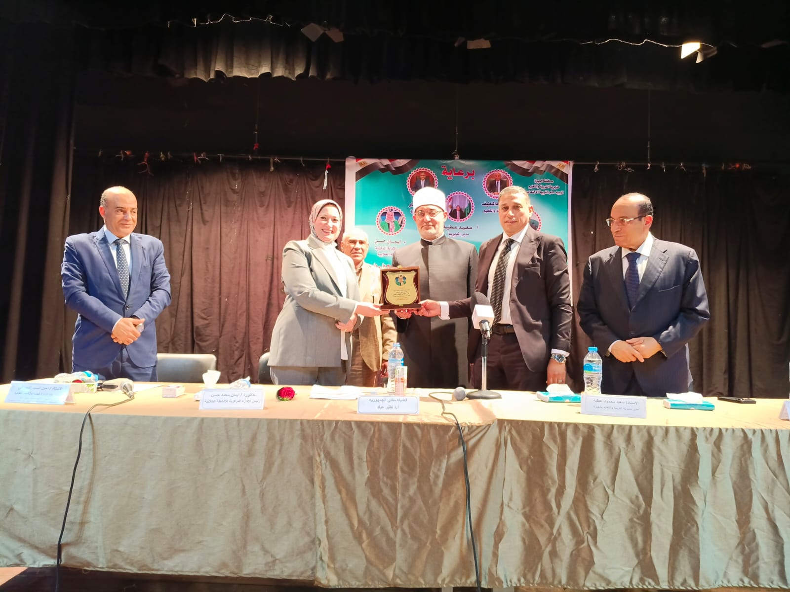 تعليم الجيزة تعقد ندوة تثقيفية عن المفاهيم المغلوطة لدى الشباب  بحضور مفتى الجمهورية (7)