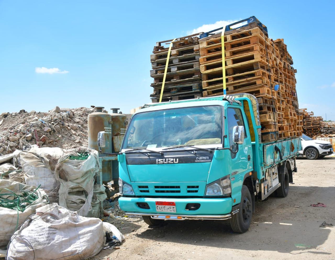 ازالة مخالفات في حي الضواحي