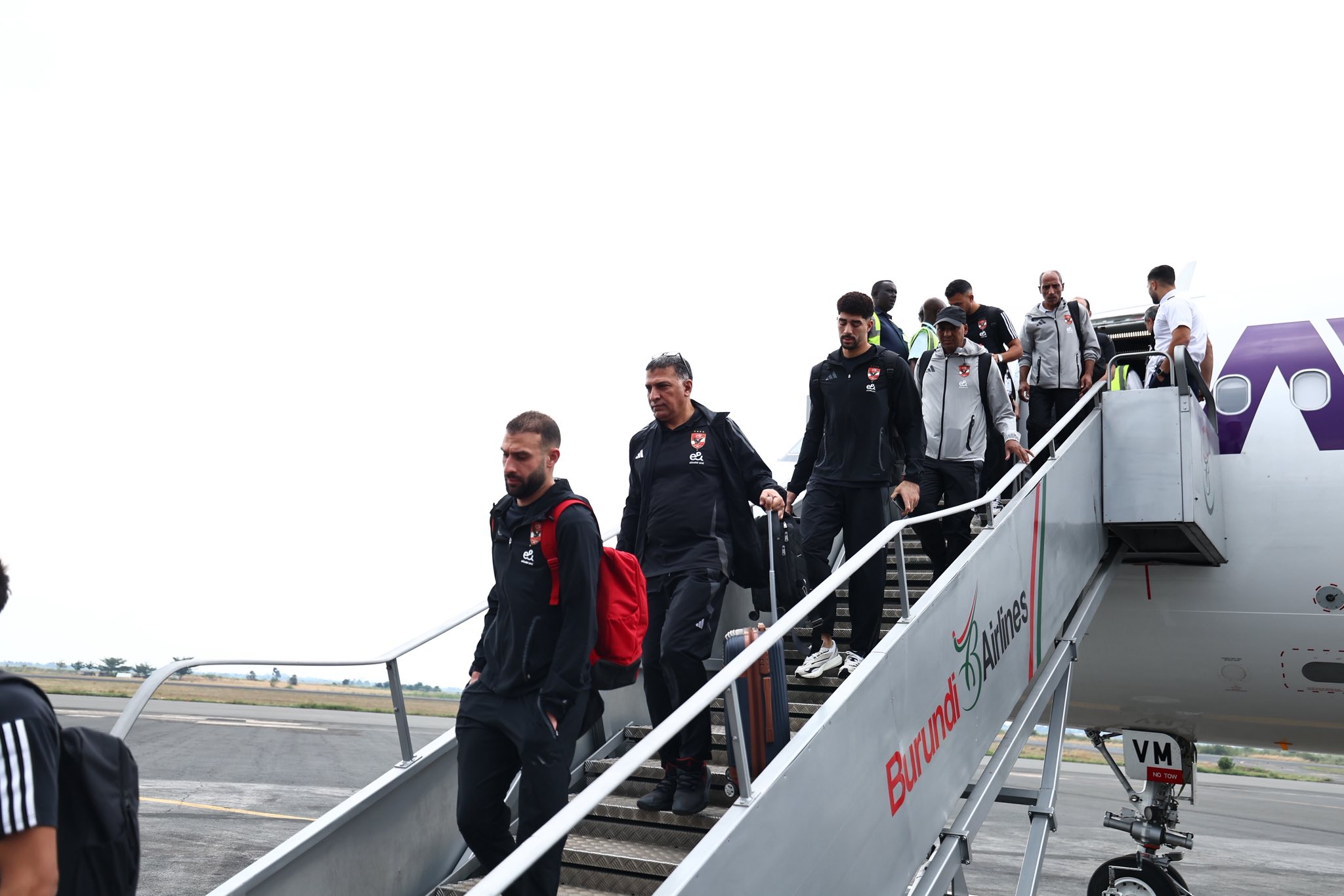 نزول لاعبي الاهلي من الطائرة نزول لاعبي الاهلي من الطائرة