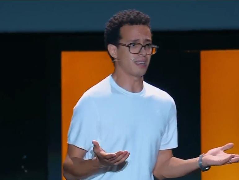 طه دسوقي يقدم فقرة كوميدية ساخرة في افتتاح مهرجان الجونة السينمائى (3)