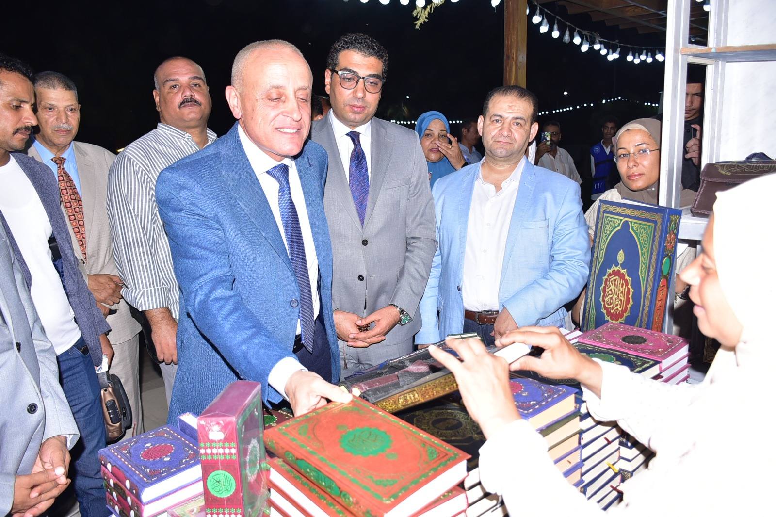 المحافظ يتفقد بايكة بيع كتاب الله فى المعرض المحافظ يتفقد بايكة بيع كتاب الله فى المعرض