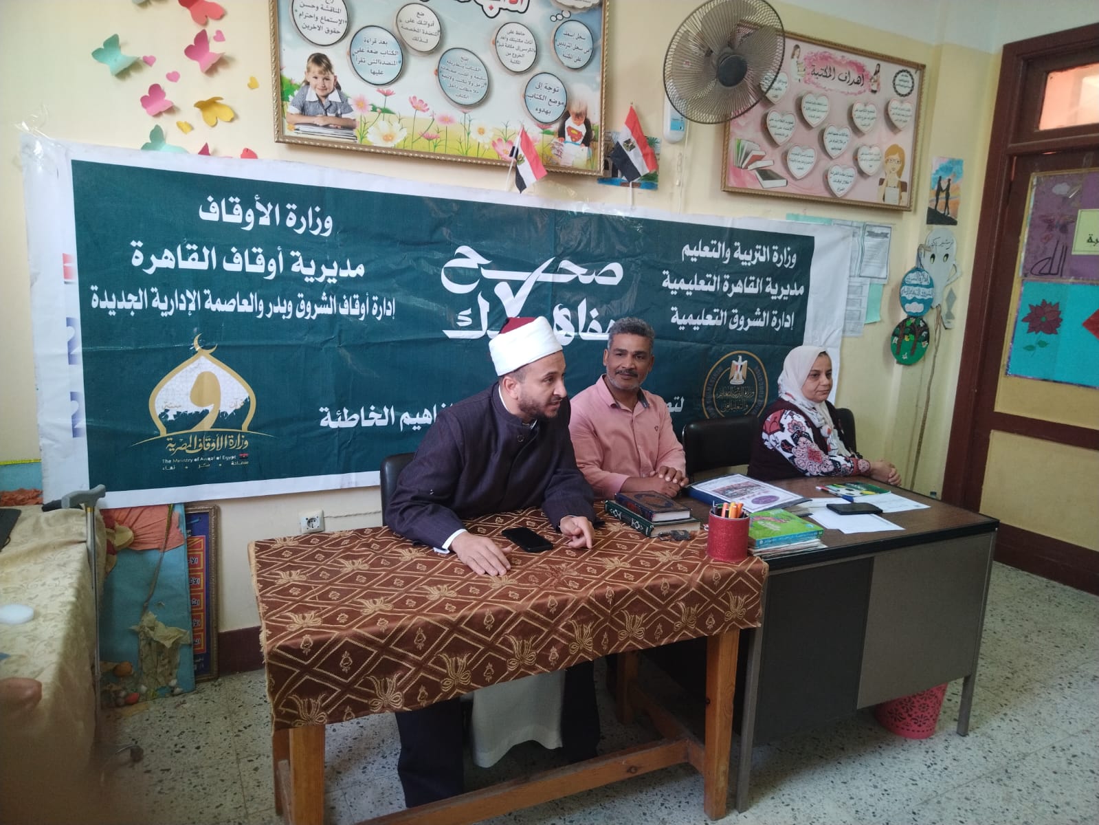 إمام الأوقاف أثناء إلقاء محاضرته للطلاب 