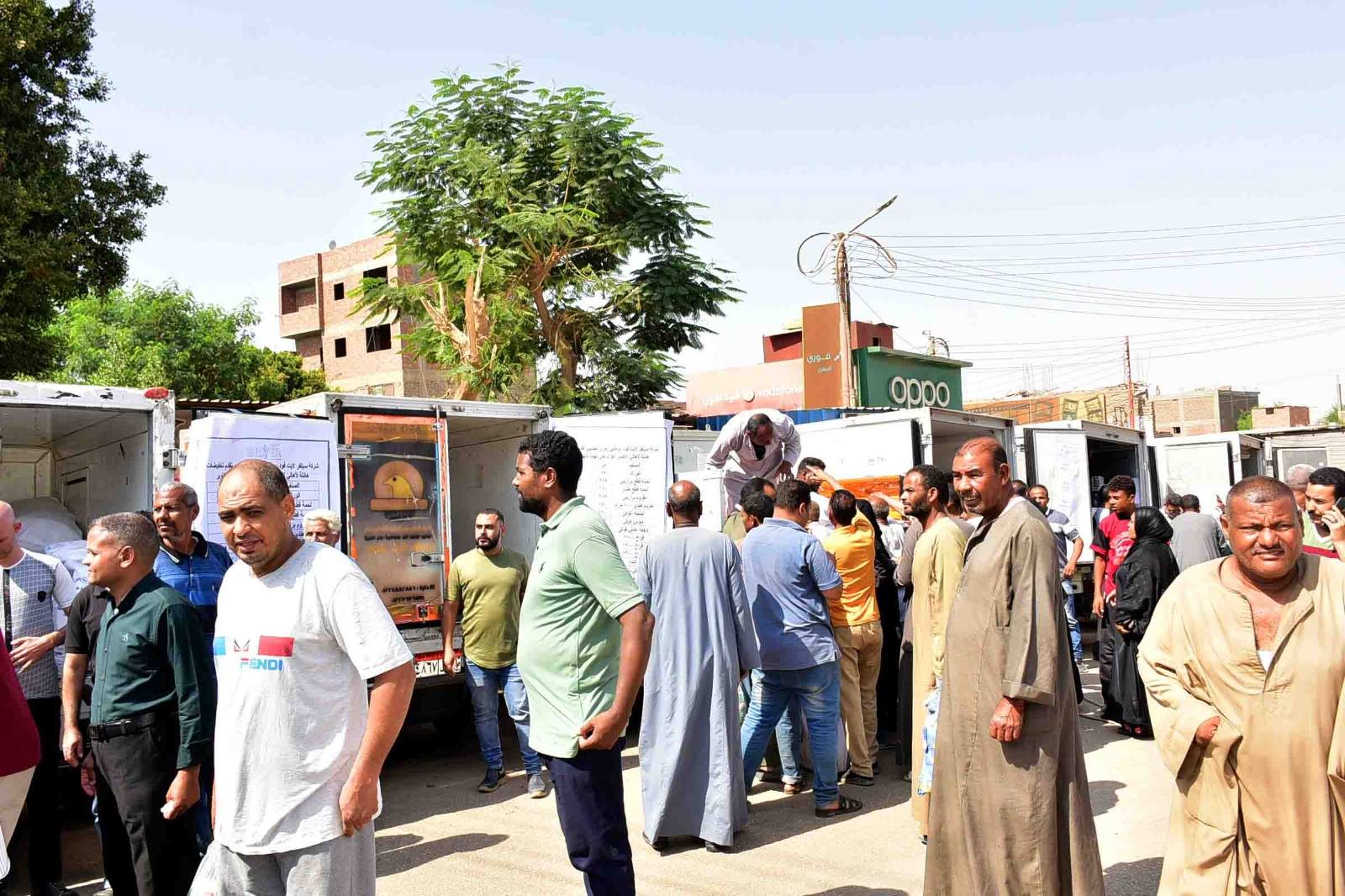 إقبال المواطنين على سوق اليوم الواحد بالطود إقبال المواطنين على سوق اليوم الواحد بالطود