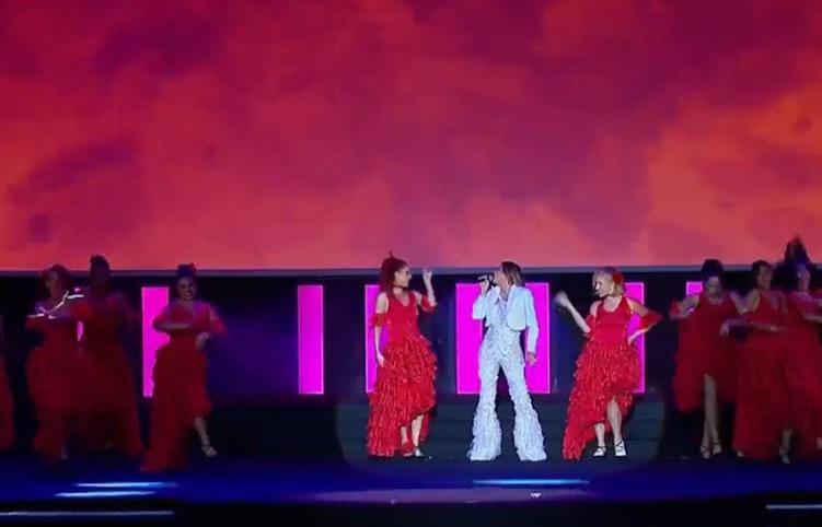 الفنانة لي لي تقدم فقرة غنائية استعراضية بلغات مختلفة في افتتاح مهرجان الجونة (1)