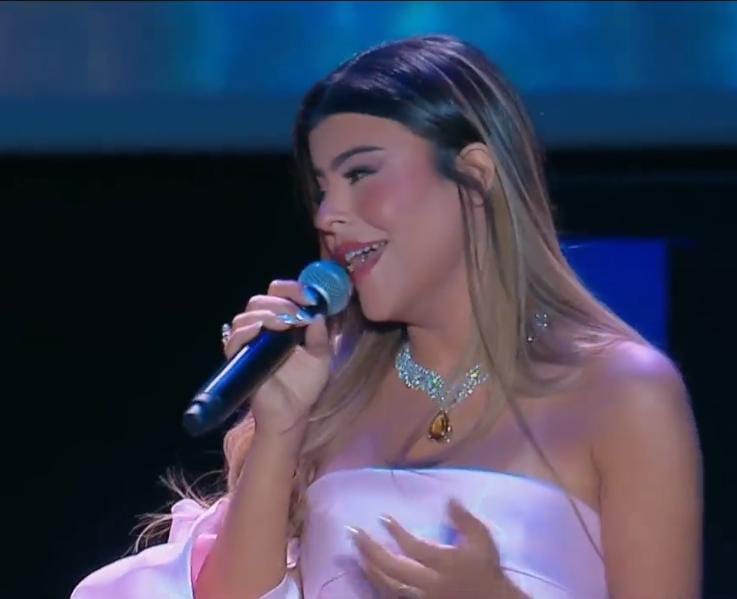 الفنانة لي لي تقدم فقرة غنائية استعراضية بلغات مختلفة في افتتاح مهرجان الجونة (3)