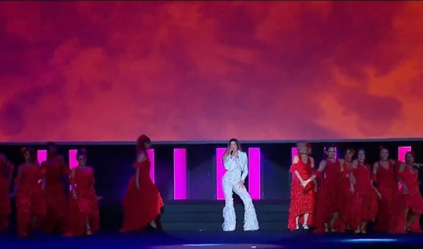 الفنانة لي لي تقدم فقرة غنائية استعراضية بلغات مختلفة في افتتاح مهرجان الجونة (5)