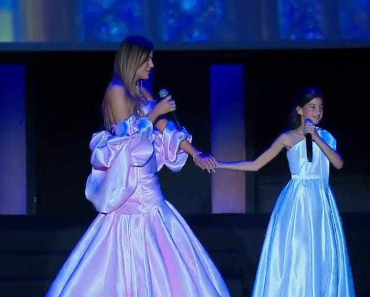 الفنانة لي لي تقدم فقرة غنائية استعراضية بلغات مختلفة في افتتاح مهرجان الجونة (4)