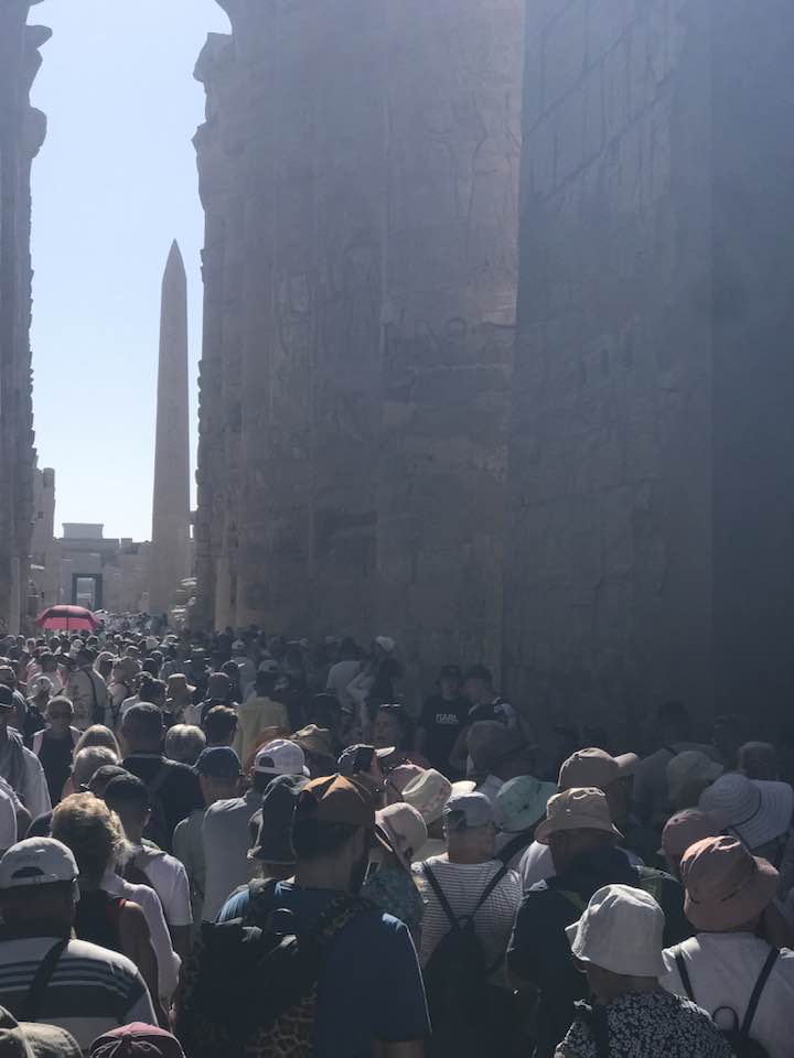 أفواج سياحية كبيرة فى قلب صالة الأعمدة الكبرى بالكرنك أفواج سياحية كبيرة فى قلب صالة الأعمدة الكبرى بالكرنك