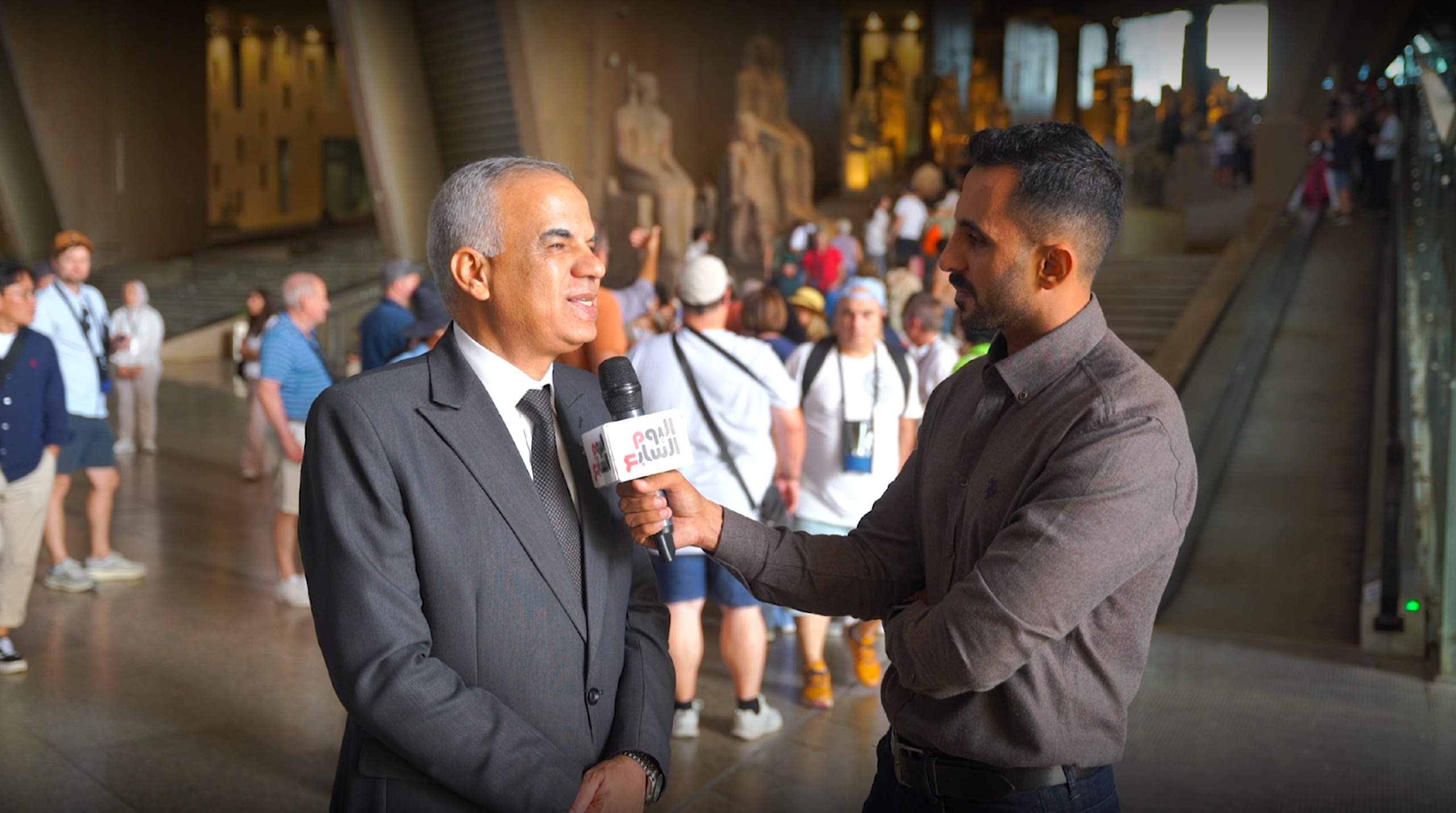 الدكتور عيسى زيدان والزميل محمد أسعد أمام الدرج العظيم (1)