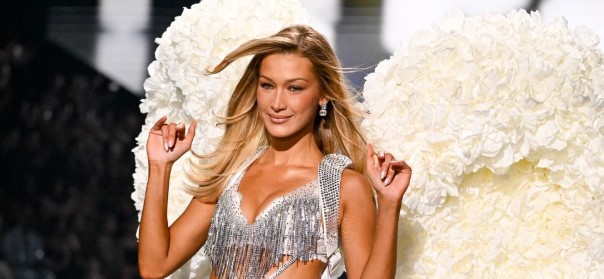 بيلا حديد فى عرض فيكتوريا 