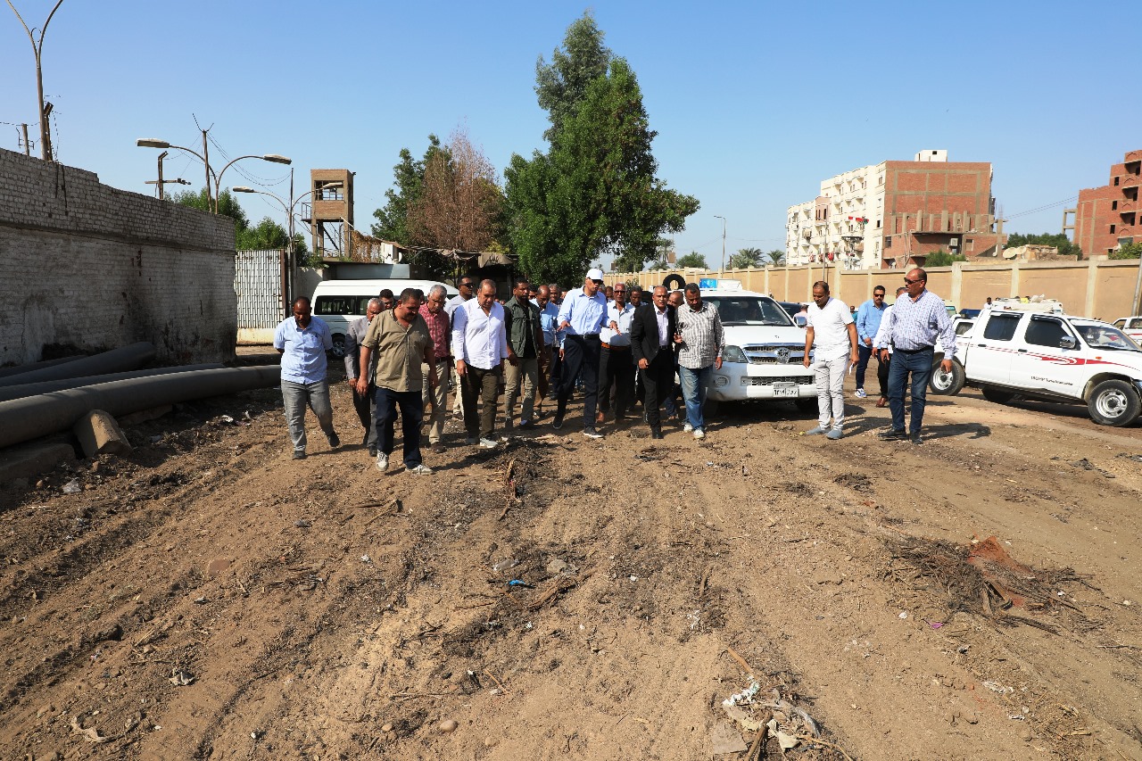 محافظ أسوان يوجه برصف المنطقة المخصصة لانتظار جرارات القصب (2)