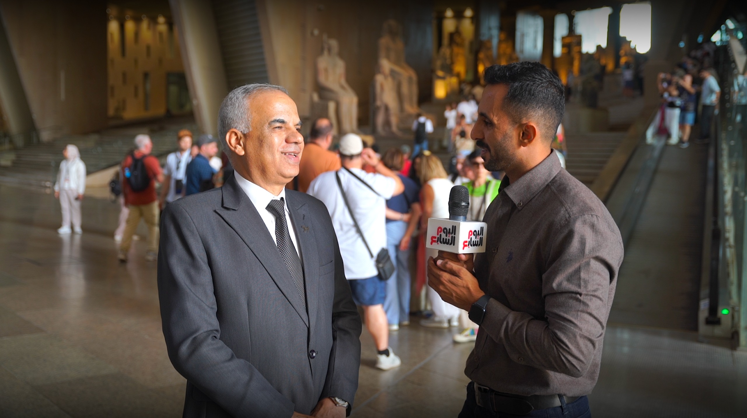 الدكتور عيسى زيدان والزميل محمد أسعد أمام الدرج العظيم (2)