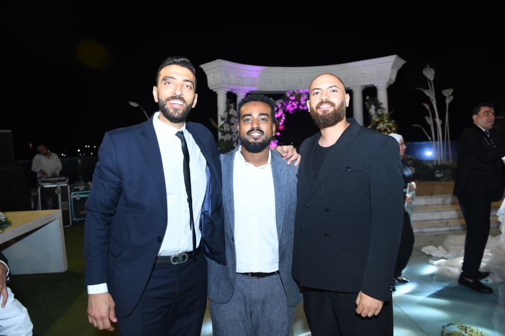 أصدقاء العريس 0