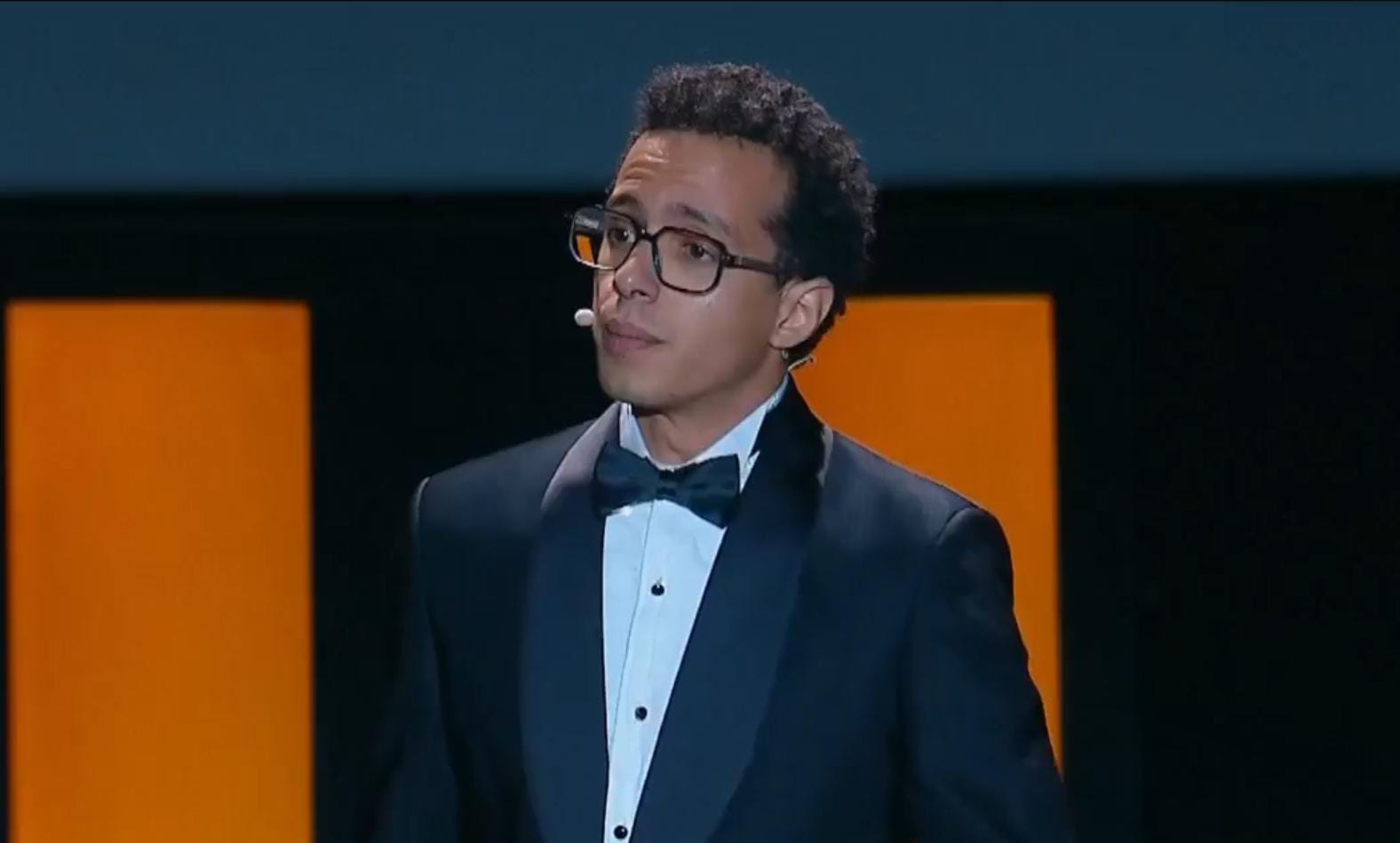 طه دسوقي يقدم فقرة كوميدية ساخرة في افتتاح مهرجان الجونة السينمائى (1)