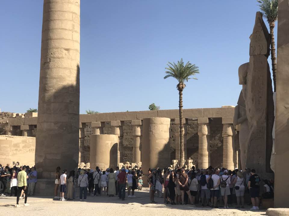 سياح العالم يستمتعون برحلات مبهجة بين معالم الأقصر الأثرية التاريخية سياح العالم يستمتعون برحلات مبهجة بين معالم الأقصر الأثرية التاريخية