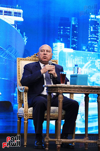 الفريق كامل الوزير  -وزير الصناعة والنقل خلال المؤتمر