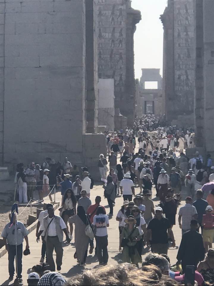السياح من كل دول العالم يزورون معابد الأقصر السياح من كل دول العالم يزورون معابد الأقصر