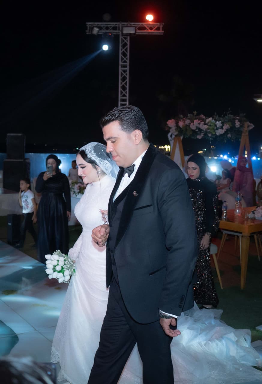 وصول العروسين لحفل زفاف