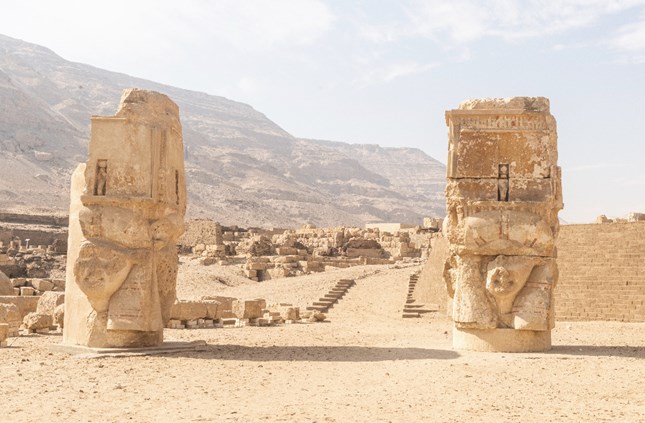 بقايا القطع الأثرية