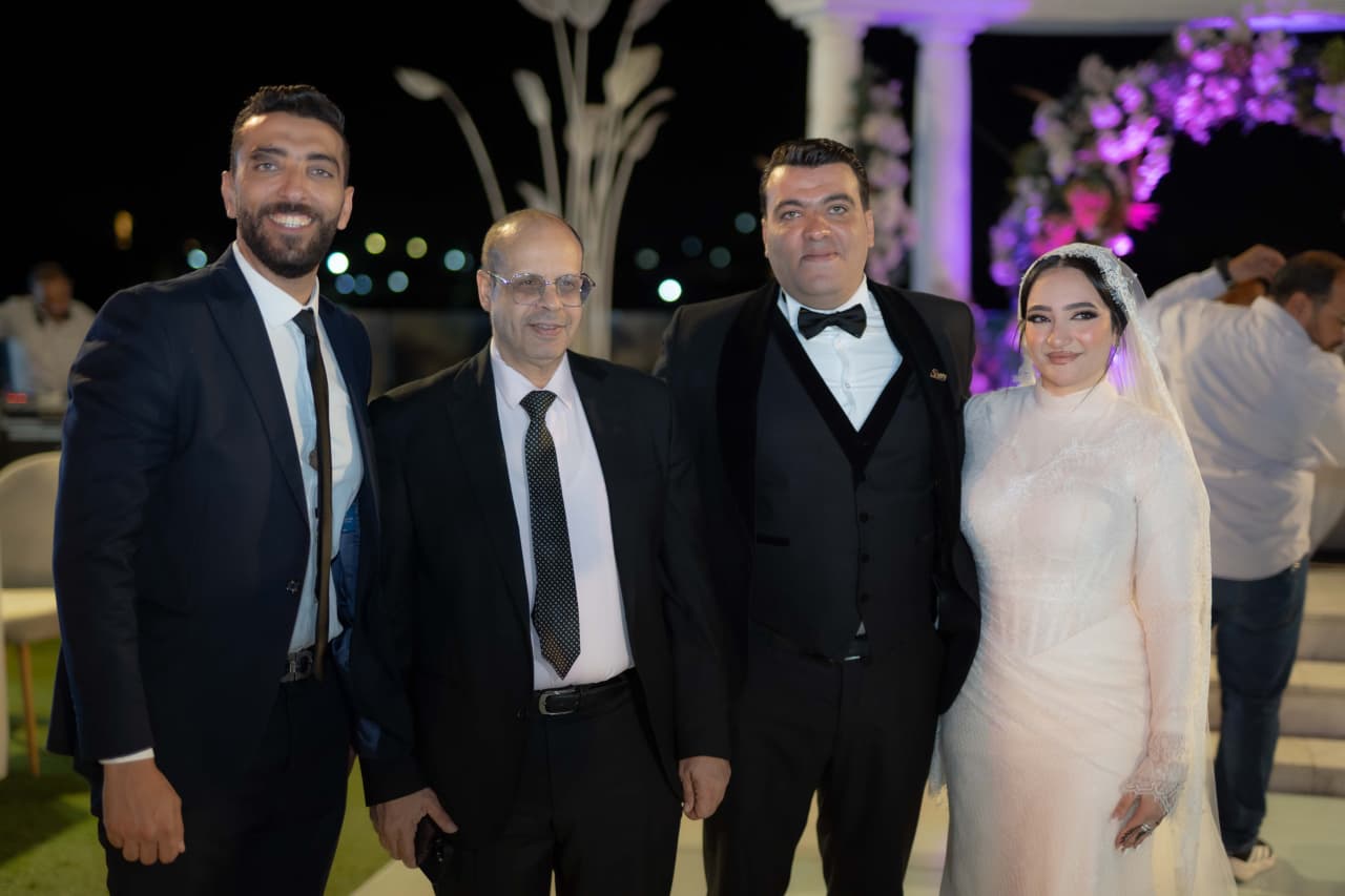 الكاتب الصحفي أكرم القصاص يتوسط العروسين