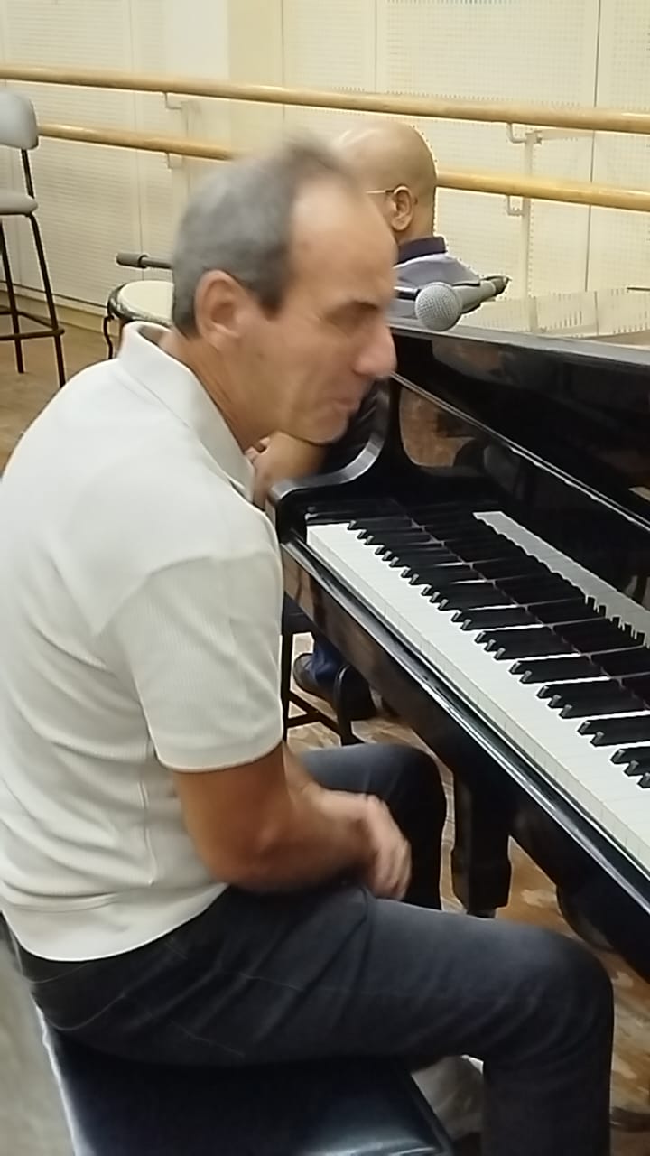 عمرو سليم يضفي بشاشته وخفة دمه على بروفة الأوبرا (4)