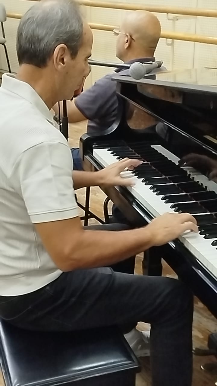 عمرو سليم يضفي بشاشته وخفة دمه على بروفة الأوبرا (2)