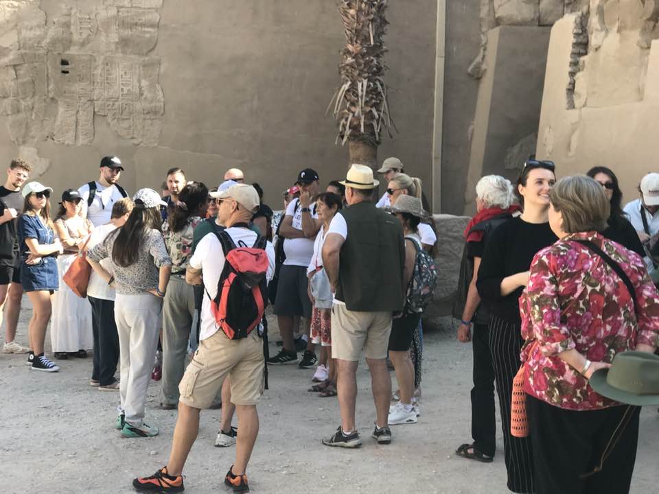 السياح من كل مكان في الأرض يستمتعون برحلات مبهجة السياح من كل مكان في الأرض يستمتعون برحلات مبهجة