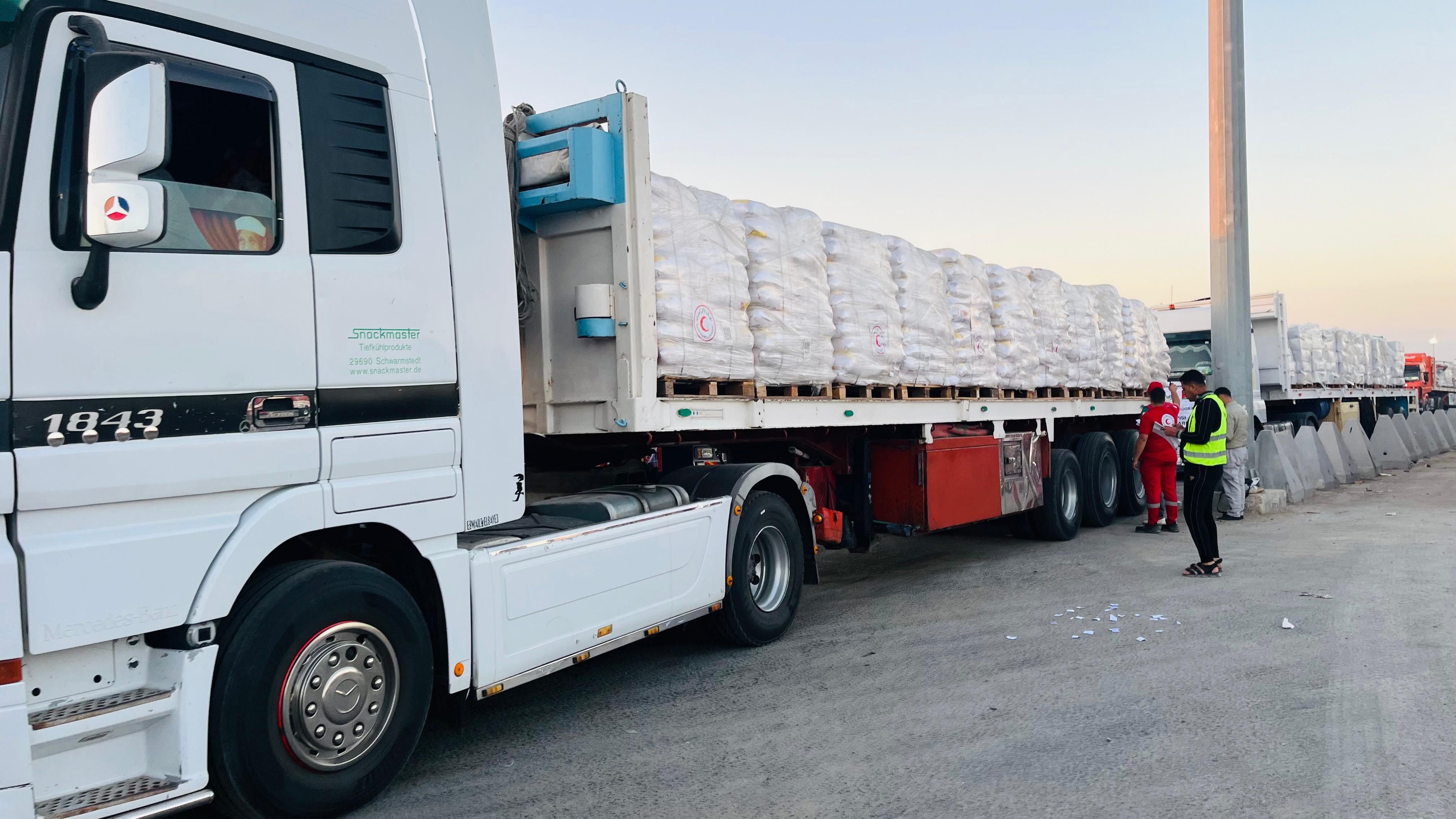 شاحنات المساعدات الإنسانية شاحنات المساعدات الإنسانية