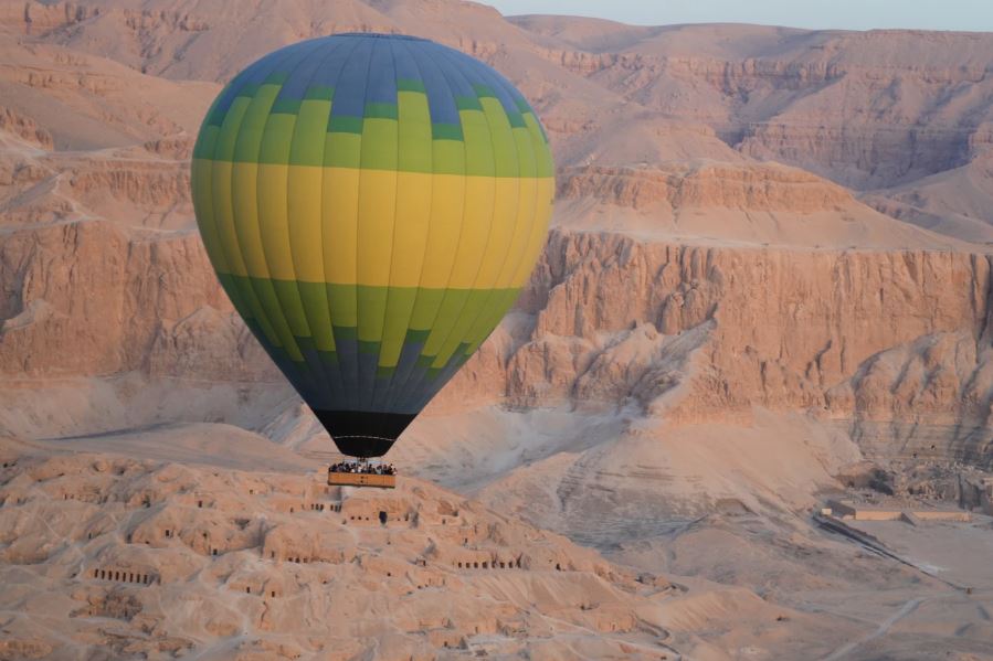 صور من مصر تظهر رحلات البالون الهوائي فوق المواقع الأثرية في الأقصر (5)