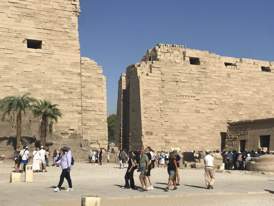 الأجانب من حول العالم يستمتعون برحلات مبهجة بين معالم الأقصر الأثرية التاريخية الأجانب من حول العالم يستمتعون برحلات مبهجة بين معالم الأقصر الأثرية التاريخية