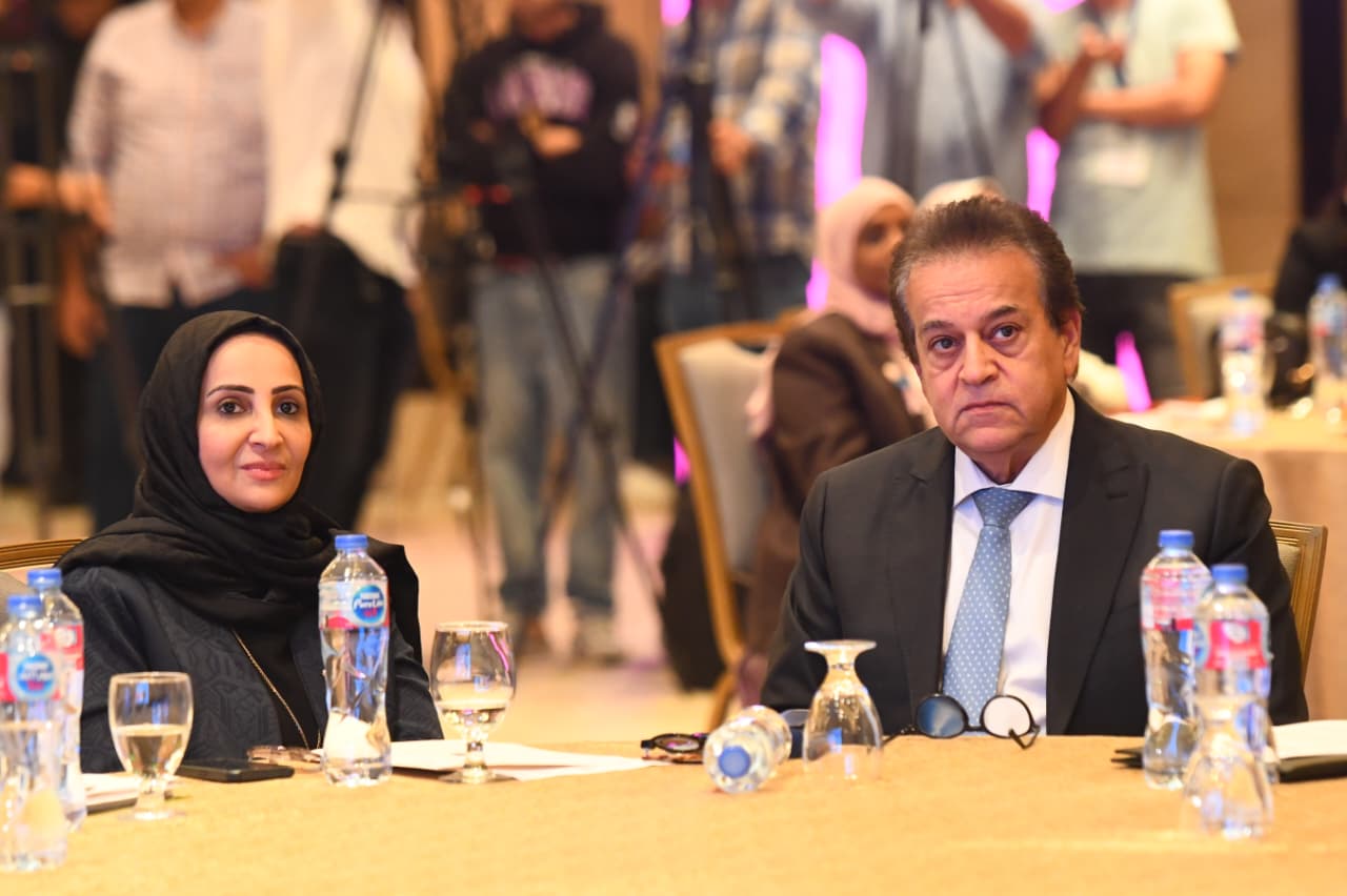 نائب رئيس الوزراء ووزيرة الصحة بالبحرين نائب رئيس الوزراء ووزيرة الصحة بالبحرين